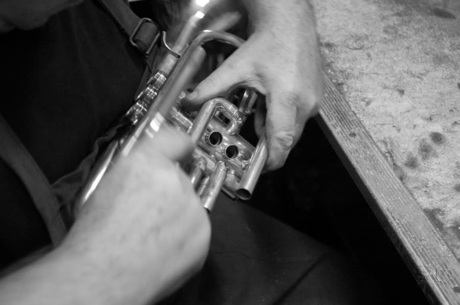 Ryszard Kowalczyk przy ręcznej naprawie instrumentów dętych blaszanych – pracownia Luboń
